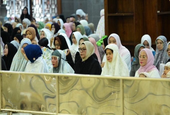Salat Idul Adha Bersama Warga, Ketua TPP PKK Kampar, Juga Tinjau Penyembelihan Hewan Kurban