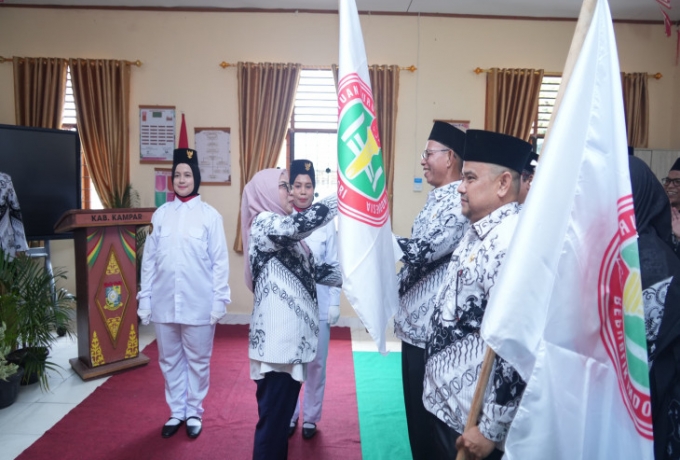 Wakil Bupati Kampar Lantik PGRI Tambang dan Siak Hulu, Guna Tingkatkan Mutu Pendidikan