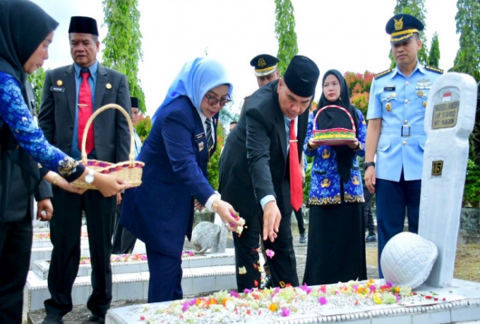 Sambut Harkitnas ke 118, Pemkab Kampar Gelar Ziarah Kubur di TMP Eka Kusuma Bakti