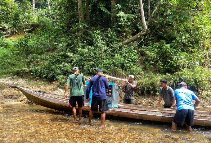 Tembus Dangkalnya Sungai Santi, Personel Satgas Kodim 0313/KPR Tetap Dorong Pergeseran Pasukan