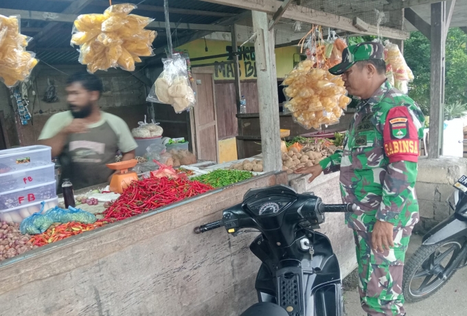 Turun Ke Pasar Tradisional, Babinsa Cek Harga Sembako Yang ada Di Warung Di Desa Binaan 