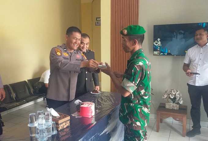 Sinergitas Tanpa Batas, Koramil 01/Bkn Kodim 0313/KPR Beri Kejutan HUT Bhayangkara ke Polsek 