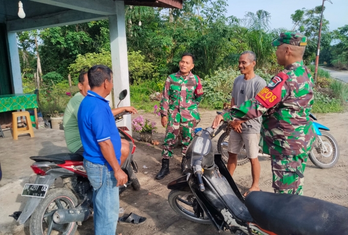 Babinsa Koramil 03/Bunut Intensifkan Patroli Karhutla, Warga Diajak Waspada Cegah Kebakaran Lahan