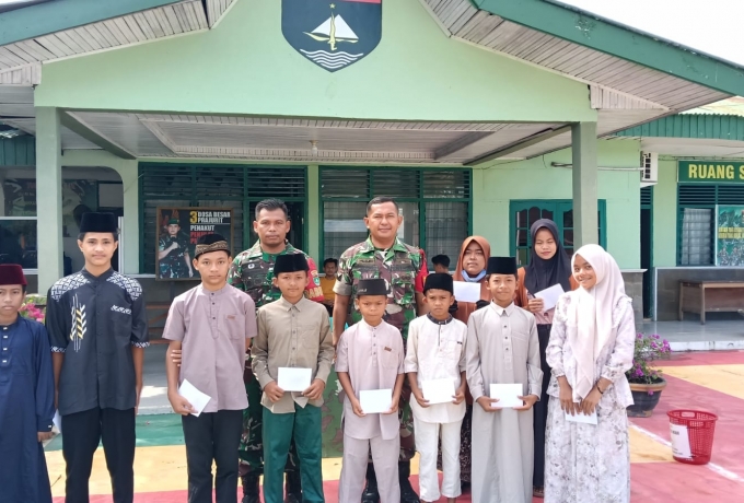 Jumat Berkah Dandim 0313/KPR, Babinsa Koramil 05/KK Salurkan Bantuan kepada Masyarakat