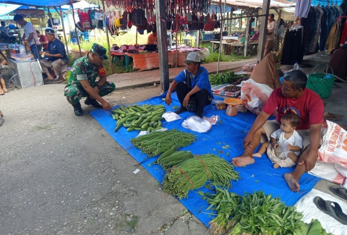 Babinsa koramil 14/ Kepenuhan Pantau dan Cek Harga Sembako di Pasar Tradisional 