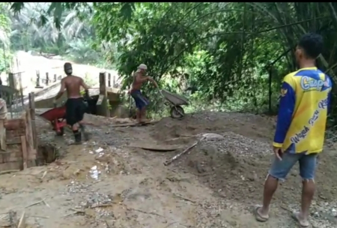 Memasuki Tahap V, Kodim 0313/ Kpr dan Warga Geber Pengecoran Fisik Jembatan Desa Bukit Melintang