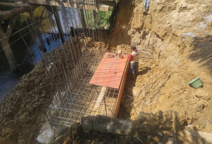 Perkokoh Struktur Utama, Tim Satgas Lakukan Perakitan Besi Tapak Pondasi Jembatan Kampung Pinang