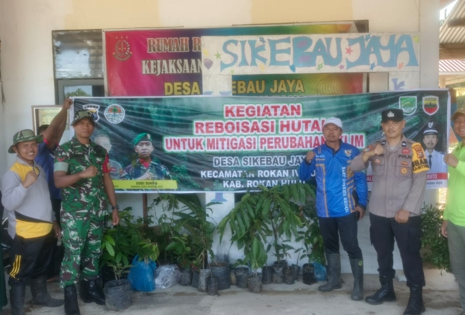 Jaga Kelestarian Sumber Air, Babinsa Koramil 13/Rokan IV Koto Bersama Tiga Pilar Tanam Pohon 