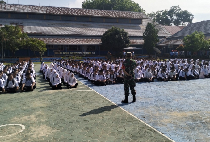 Perkuat Jiwa Nasionalisme, Babinsa Koramil 01/Bangkinang Beri Materi Wawasan Kebangsaan Kepada Siswa