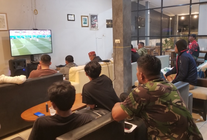 Pererat Silahturahmi Dini Hari, Warga Kodim 0313/Kpr dan Masyarakat Gelar Nobar Piala Dunia