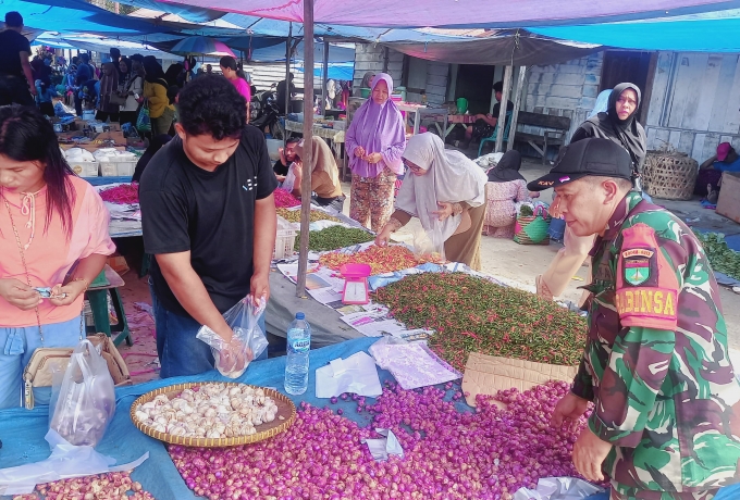 Monitoring Harga dan Stok Sembako, Babinsa masuk Pasar Pastikan Kebutuhan Pokok Masyarakat Aman