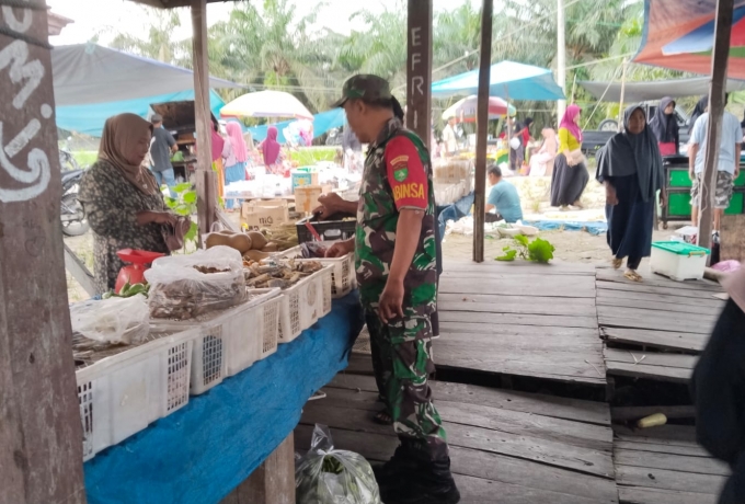 Babinsa Koramil 03/Bunut Cek Harga Sembako di Pasar, Pastikan Stok Aman dan Harga Stabil