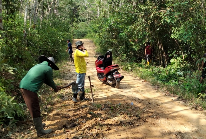 Babinsa Melaksanakan Goro Bersama Masyarakat di Desa Binaan