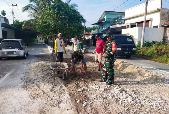 Babinsa Koramil 07/Kampar Serda Karnovan Dianto Gotong-Royong Bantu Warga Cor Jalan