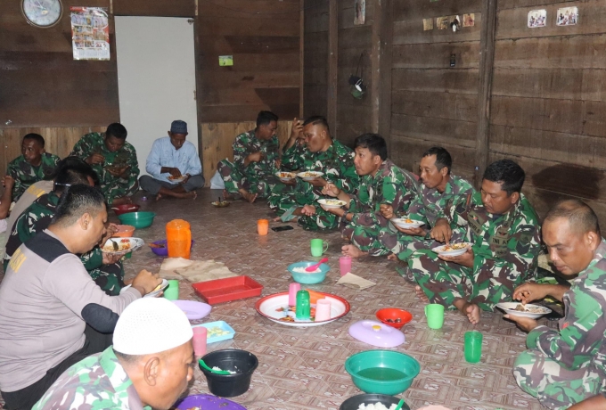 Hangatnya Kebersamaan, Satgas TMMD Ke-129 Kodim 0313/KPR Gelar Makan Bersama di Rumah Orang Tua Asuh