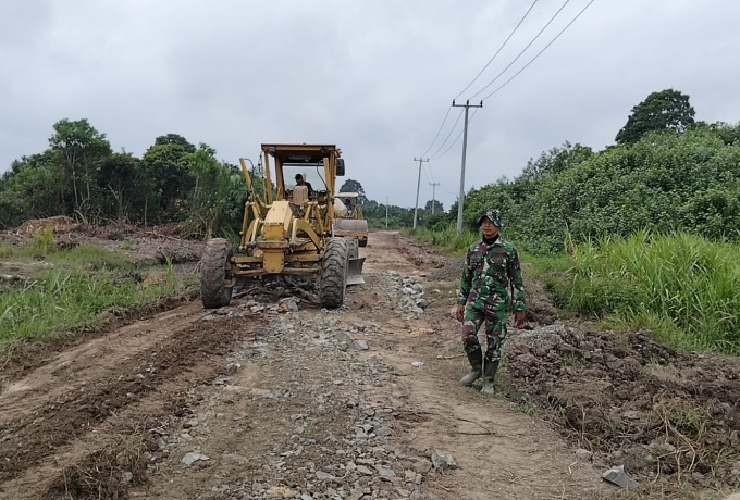 Benahi Kualitas Jalan Sasaran TMMD Ke-129, Satgas Kodim 0313/KPR Kerahkan 7 Unit Dump Truck 