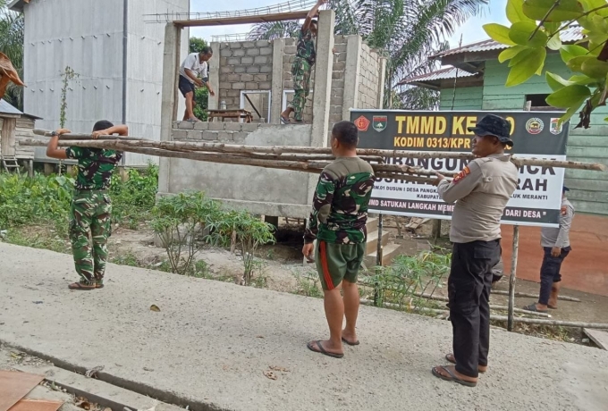 TMMD ke 129 Kodim 0313/KPR Gotong Royong Kerjakan Pembangunan MCK Masjid Capai Progres 70%