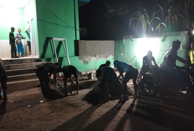 Tak Kenal Lelah Kejar Target, Satgas TMMD ke-129 Kodim 0313/KPR Lembur Malam Rehab MCK Masjid