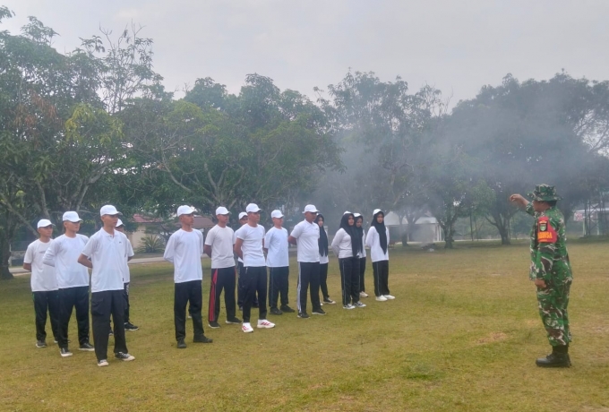Babinsa Koramil 03/ Bunut Latih Paskibra Tingkat SMA, Sambut HUT RI Ke 81
