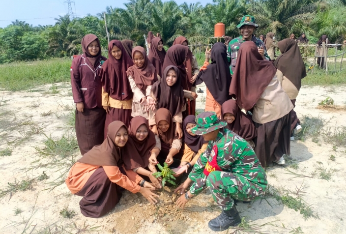 Babinsa Koramil 03/Bunut Tanamkan Kepedulian Lingkungan kepada Pelajar Melalui Aksi Penanaman Pohon