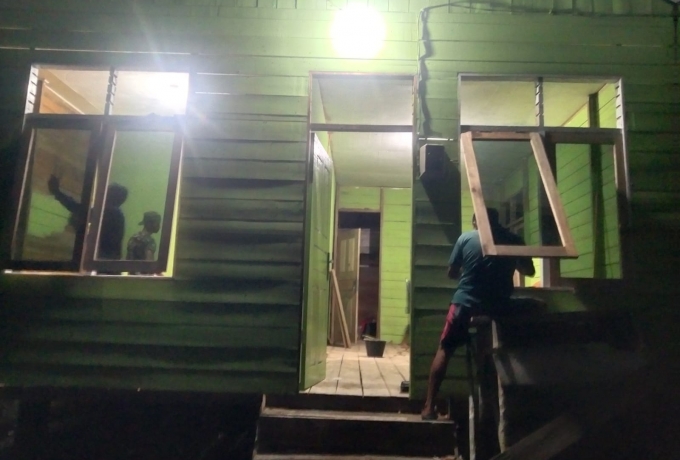 Kejar Target TMMD ke-129, Satgas Kodim 0313/KPR 'Serbu' Lembur Pengerjaan Rumah Ibu Timah Pada Malam