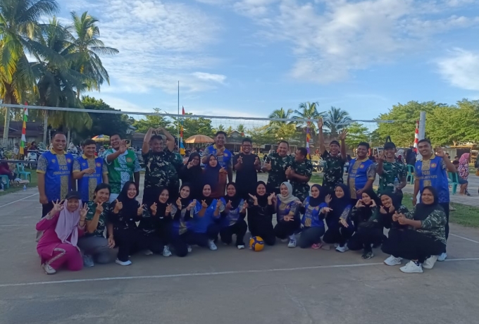 Babinsa dan Persit Koramil 13/Rokan IV Koto Meriahkan Lomba Voli Campuran HUT RI ke-81 