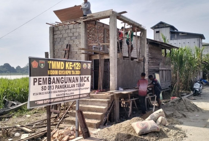 Kejar Target Penutupan TMMD ke-129, Satgas Kodim 0313/KPR Kebut Pembangunan MCK SD 013 