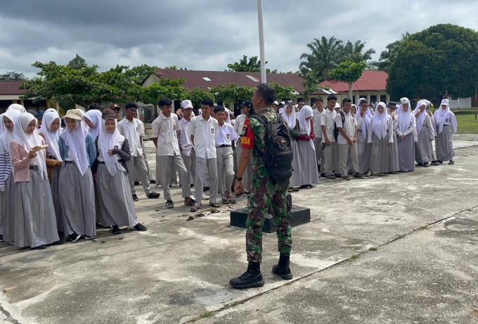 Babinsa Koramil 14/Kepenuhan Sosialisasikan Bahaya Narkoba kepada Siswa SMAN 1 Kepenuhan