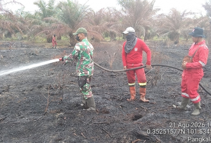 Memasuki Musim Kemarau, Babinsa Koramil 06 Siak Hulu Bersama Manggala Agni Lakukan Pemadaman