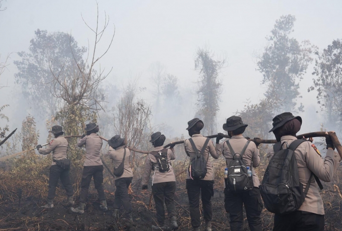 Tak Gentar Hadapi Asap, Polwan Brimob Polda Riau Turun ke Garis Depan Padamkan Karhutla di Kampar