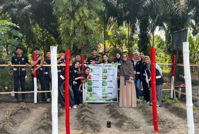 Tanam Manfaat, Tumbuhkan Kepedulian : KKN Kelompok 10 UMRI Kembangkan Program TOGA