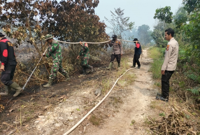 Babinsa Koramil 06 Siak Hulu Bersama Bhabinkamtibmas dan Masyarakat Berjibaku Padamkan Api