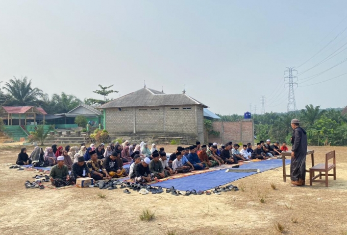 Sertu Dodi Aritonang Selaku Pimpinan Ponpes Ajak Santri Gelar Salat Istisqa