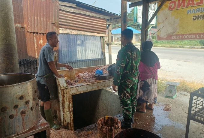 Beri Motivasi Guna Tingkatkan Kesejahteraan, Babinsa Koramil 06 Siak Hulu Komsos Bersama Pedagang