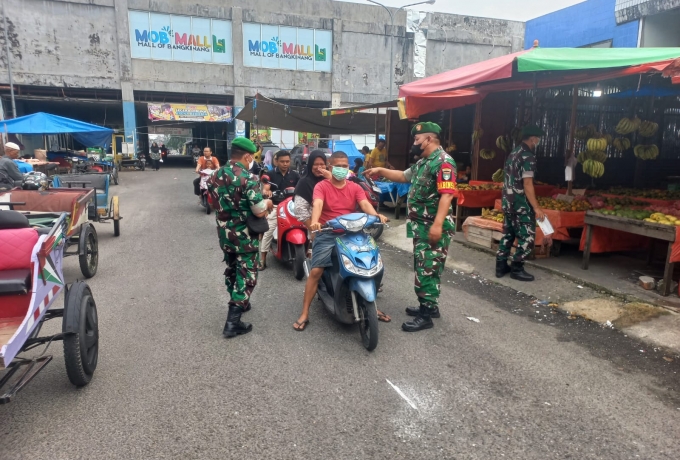 Dampak Kabut Asap, Angota Koramil 01 Bangkinang Bagikan Masker Kepada Pedagang dan Pengunjung Pasar