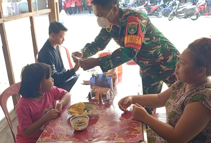 Babinsa Koramil 16/Tapung Bersama Tim Kesehatan Gelar Pembagian Masker Door to Door dan Cek Kesehata