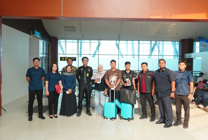 Imigrasi Pekanbaru Kawal Deportasi Tiga WN Malaysia, Tegakkan Aturan Keimigrasian