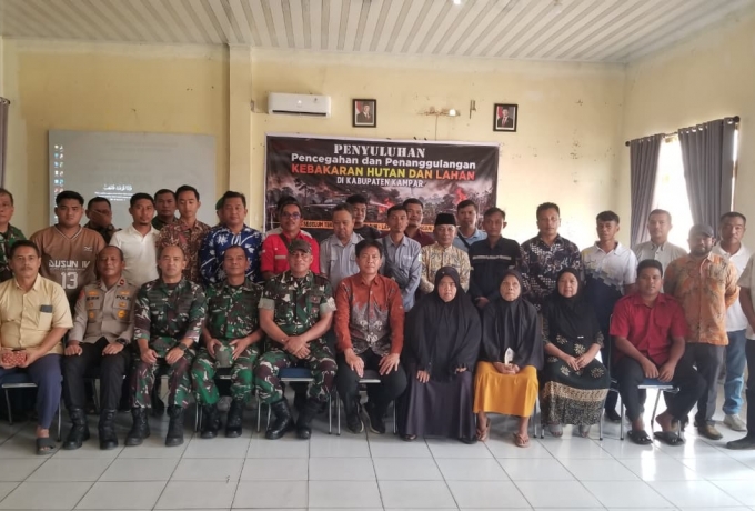 Kawal Wilayah Bebas Karhutla, Tim Penyuluh Mabes TNI Sosialisasi dan Bagi Sembako di KKT