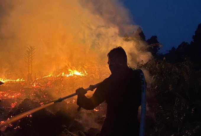 Tak Kenal Lelah, Brimob Riau Berjibaku Padamkan Karhutla di Meranti hingga Malam