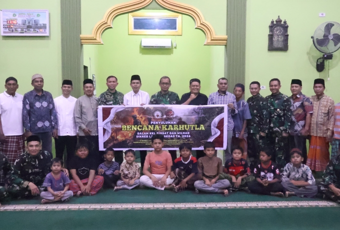Lewat Subuh Berjemaah, Tim Mabes TNI Gelar Sosialisasi Karhutla Di desa Empat Balai