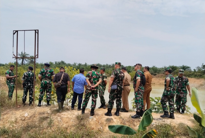Pastikan Pasokan Air Penanganan Karhutla Siap, Tim Penyuluh Mabes TNI Tinjau Embung di Desa Kabun
