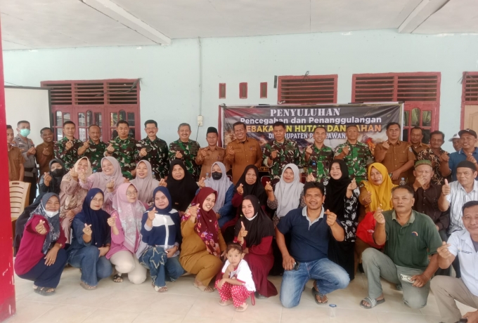 Tim Mabes TNI Gandeng dan IIS Cegah Kebakaran Lahan dan gelar sosialisasi di Desa Lalang Kabung