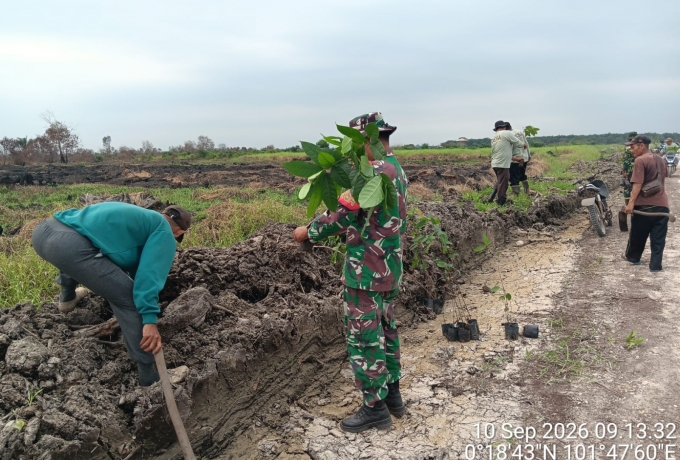 Peringati HUT ke-81 TNI, Jajaran Koramil Pelalawan Gelar Penanaman Pohon di Desa Rantau Baru