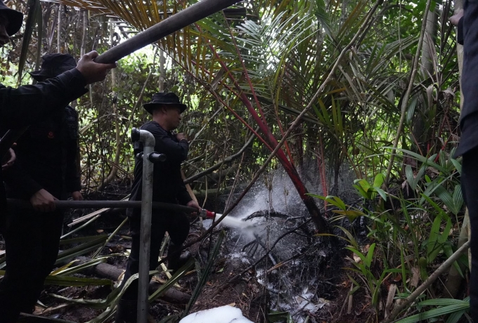 Cegah Api Meluas, Brimob Riau Sigap Tangani Karhutla di Siak
