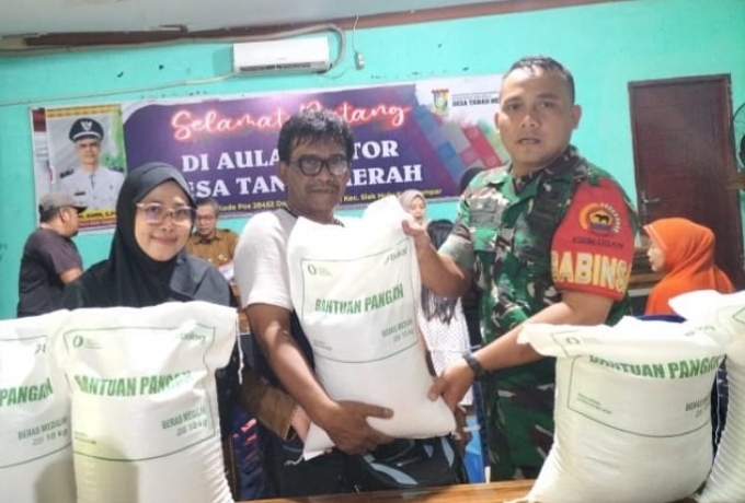 Dukung Kesejahteraan Masyarakat, Babinsa Koramil 06 Siak Hulu Dampingi Pemberian Sembako 