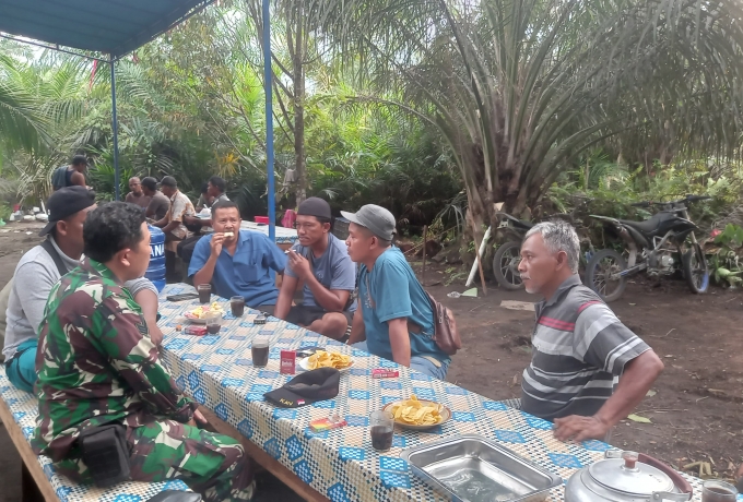 Babinsa Koramil 03/Bunut Laksanakan Komsos Bersama Warga Desa Telayap