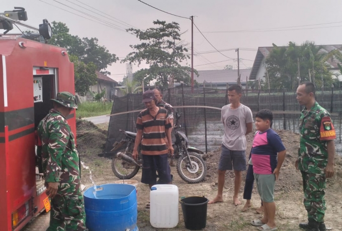 Dampak Cuaca Ekstrem dan Kekeringan, Kodim 0313/KPR Salurkan Bantuan Air Bersih Bantu Warga