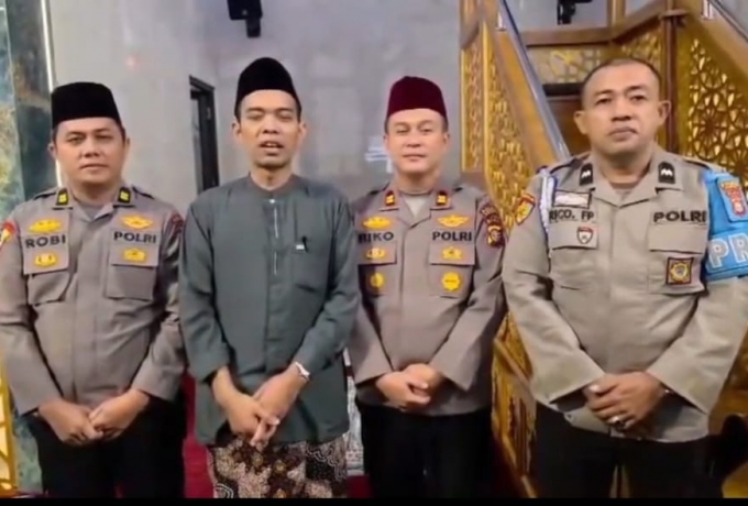 Polsek Tapung Hilir bersama Ustadz Abdul Somad Ajak Anak-Anak Bebas Buta Aksara Al-Qur'an