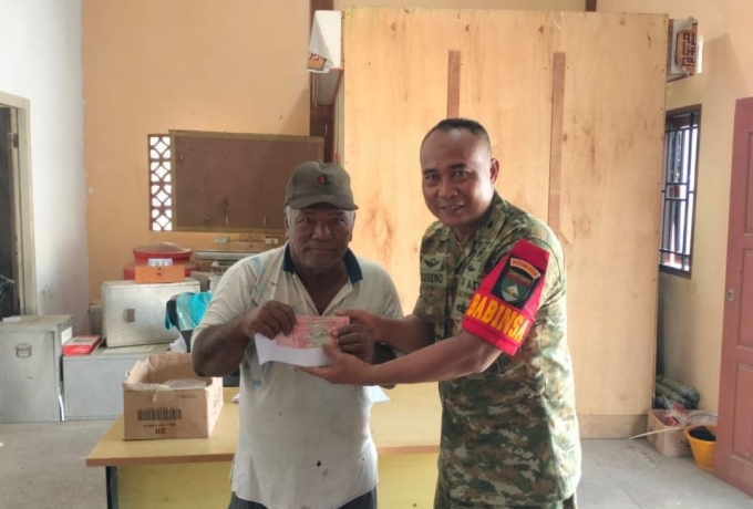 Babinsa Koramil 10 Kunto Darusalam  Kawal Penyaluran BLT DD