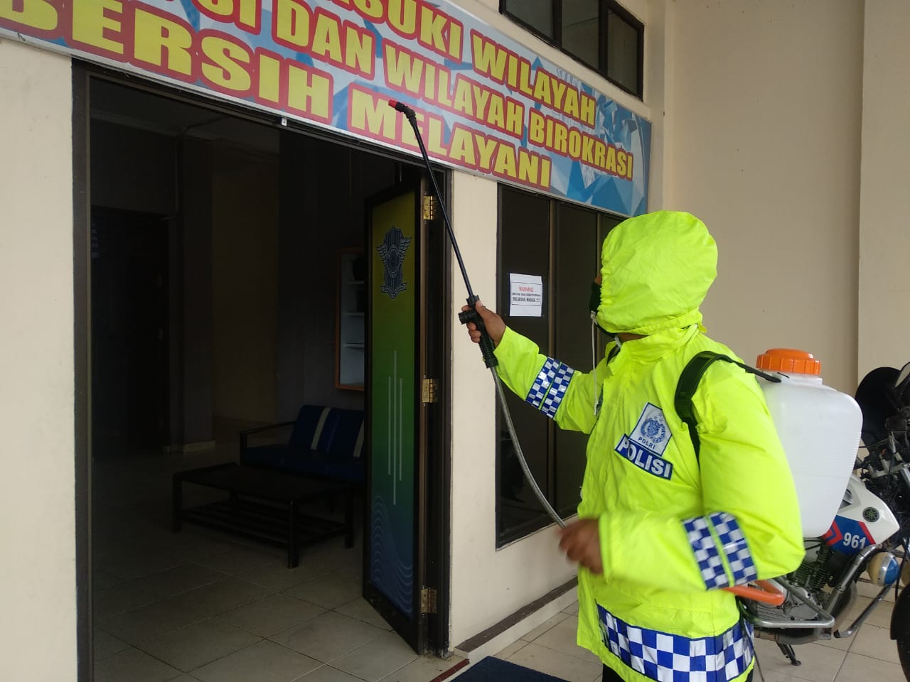 Polres Kampar Lakukan Penyemprotan Desinfektan Secara Rutin Ditempat Pelayanan Publik